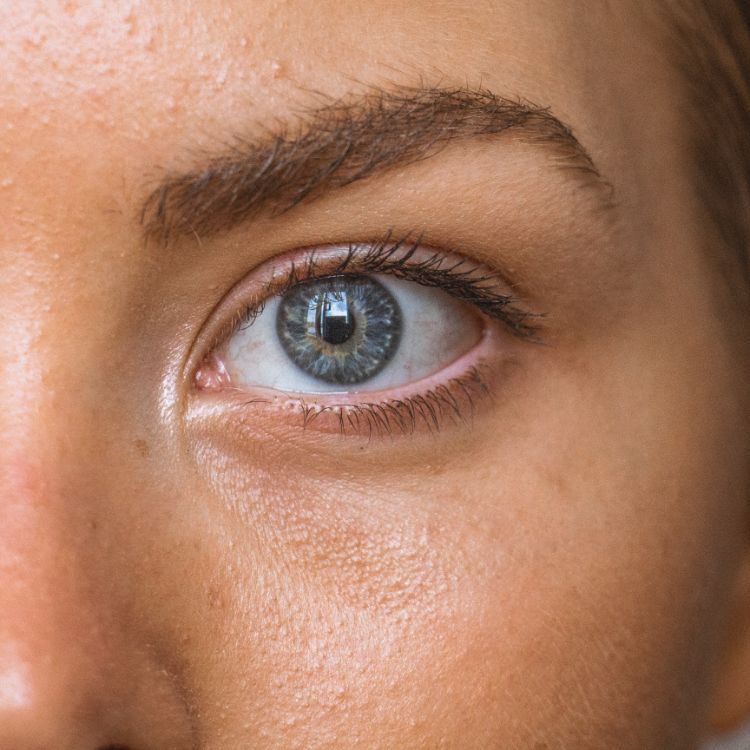 Sparkling Eyes for the Holiday Season: Revitalize with CO2RE